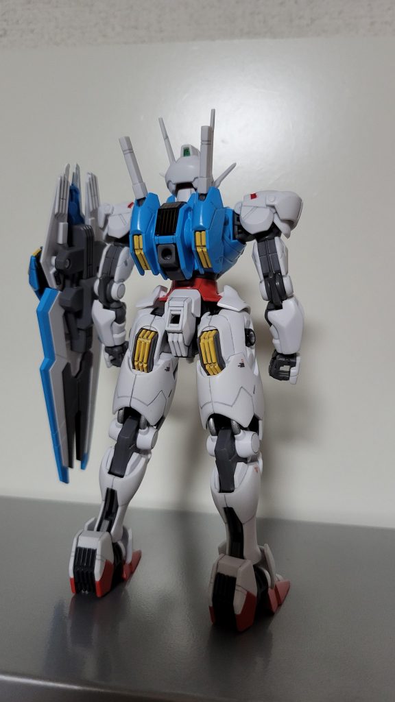 なんか爽やかな感じにしたかったのでメインカラーはスカイブルーをホワイトで割って塗装しました。赤はガンダムレッド、黄色はオレンジイエローをそれぞれホワイトで割っています。