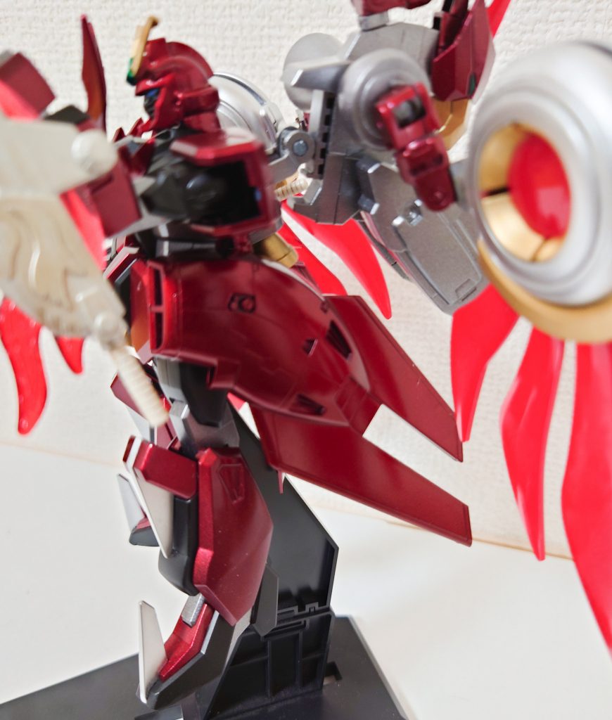 腰にはG-セイバーのバインダーを装備しています。