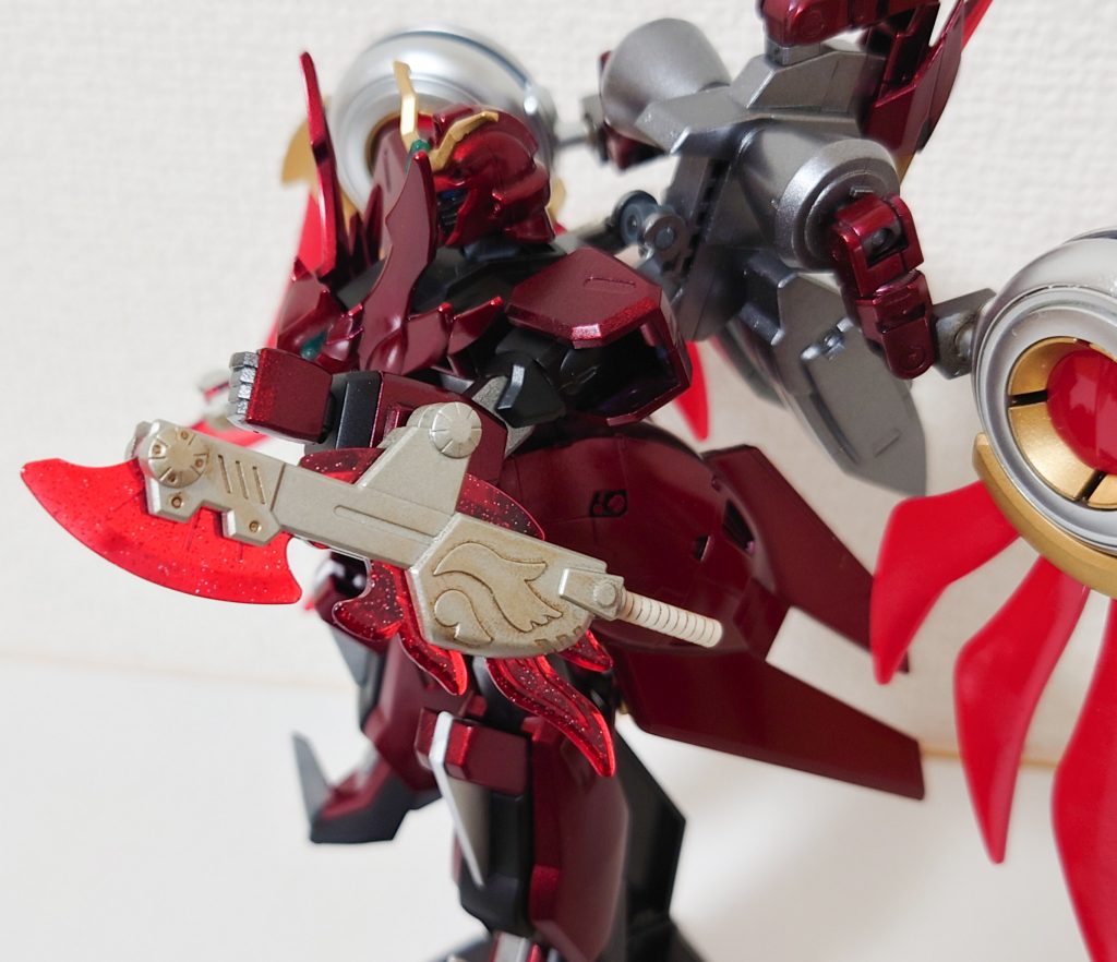 両腕に武器を仕込んでます。外すと剣になります。