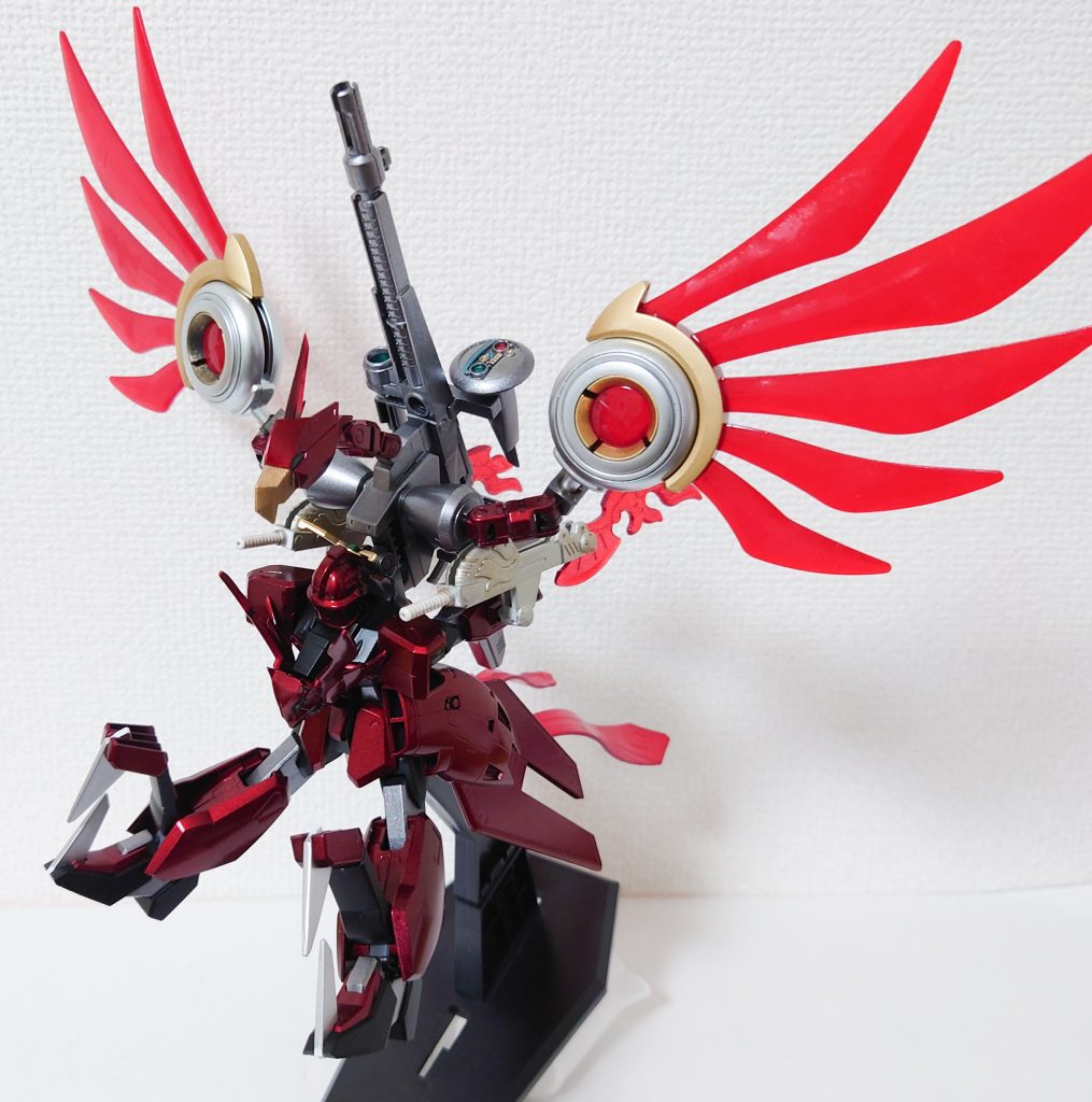 ビースト形態です。不死鳥フェニックスのような姿と大型クローが特徴です。