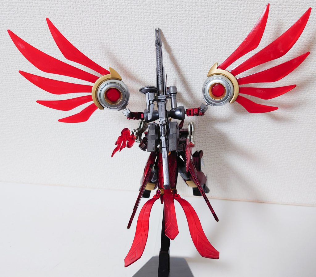 背面ビースト形態になった際だけスカート部からビームテイルが出てくる設定です。尻尾の感じがこの機体の中でも屈指のお気に入りポイントです。