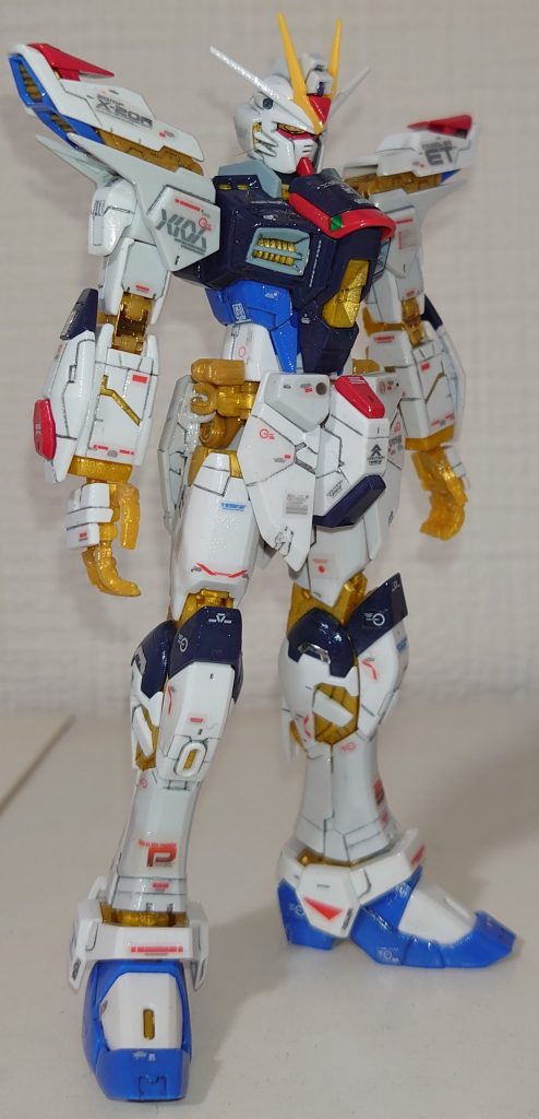 ストフリはABSの露出面が多いので、プライマーを吹いてから、光沢トップコートを吹きました