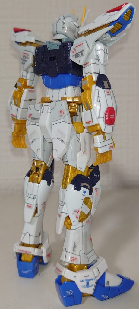 青いデカールはソレスタルビーイングとかGN SWORDⅢとか……まぁカッコいいから別にOK