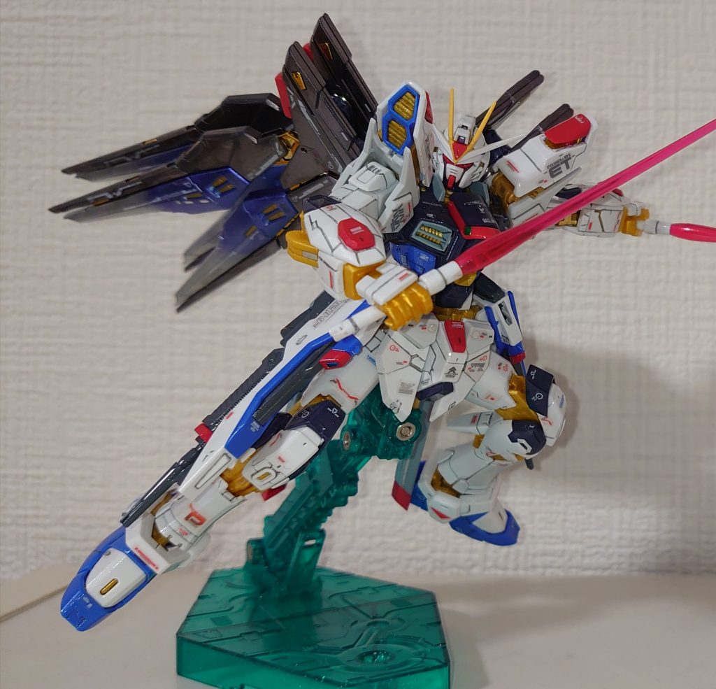 クスフィアスレール砲を後ろに回して、ビームライフルを腰に付けると、腰が動かしにくい……クスフィアスレール砲はRGフリーダムと違って、腰ではなく腹部に付いてるから、腰を回転させようとすると、ビームライフルに干渉する……もちろんフリーダム系あるあるで、足は絶対的に動かしにくい