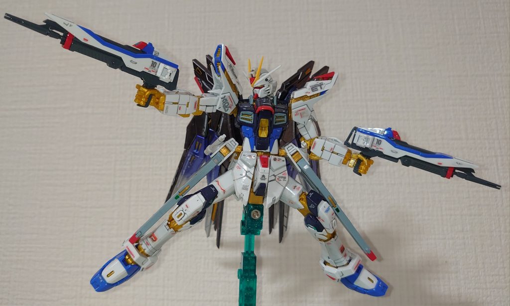 グリップを折り畳む機能が付いてるから、いつものグリップにあるはずの、手で持つ時に保持力を高める突起が付いていない