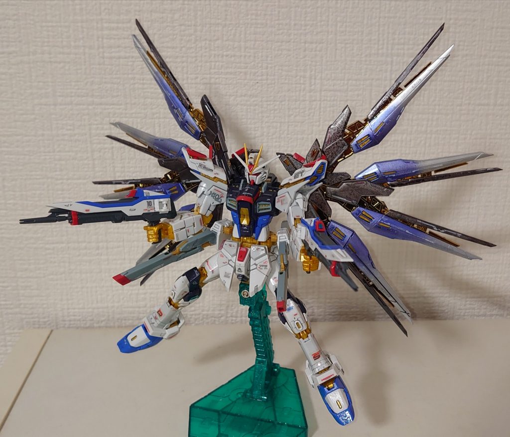 フルバーストもどきしかしSEED系の後期機体は、背負い物が大きくてお腹が出る……セクシーにヘソ出しか？