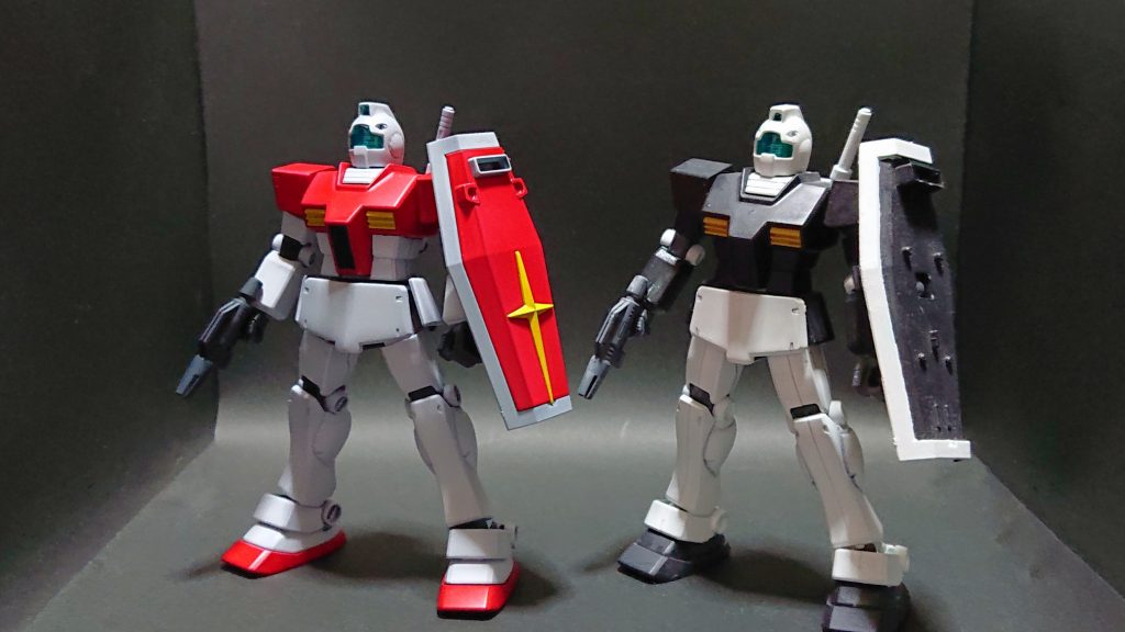 以前に作ったジムと比較です(右が旧作、左が今作)。旧作は合わせ目バリバリにそのままです。初心の頃を思い出させてくれます(；´∀｀)