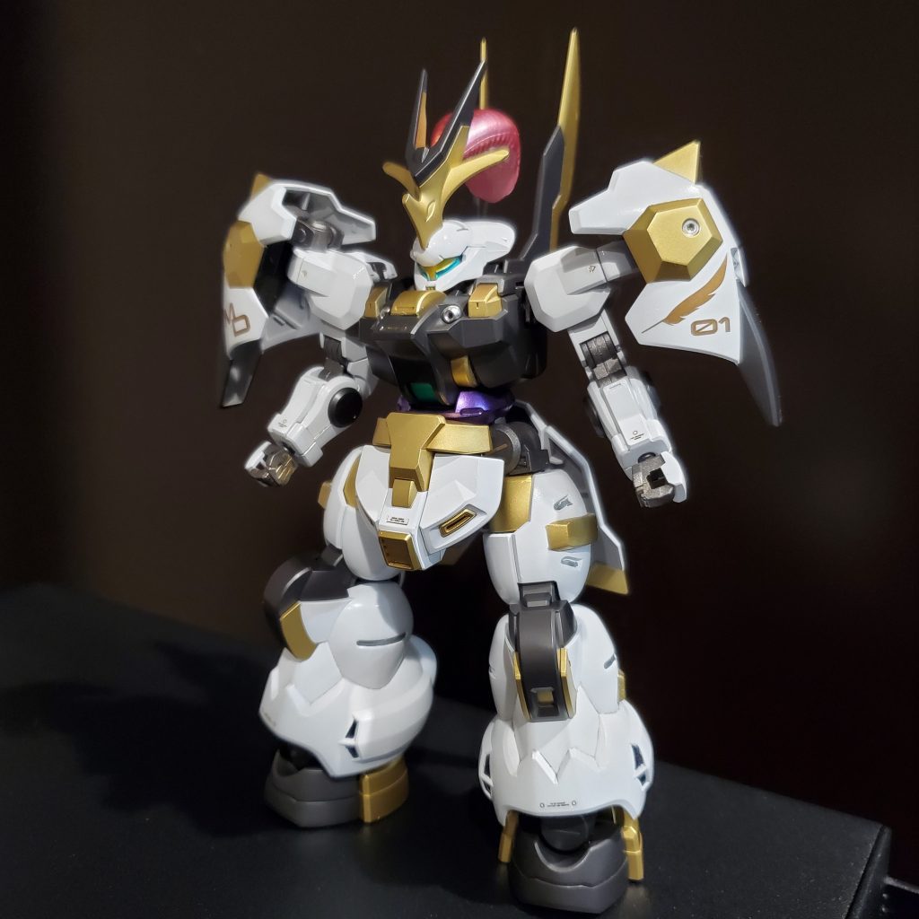 改修点はズバリ大腿の延長です!ディランザ見てまず足の短さに衝撃を受けたんです。これは思いっきり伸ばしたらカッコよくなるんじゃないか?と。大正解でした❗旧キットボルトガンダムの下腿を切って使用(金色の部分)、中に三國伝の胴体のポリパーツを埋め込めばぴったりハマりました!