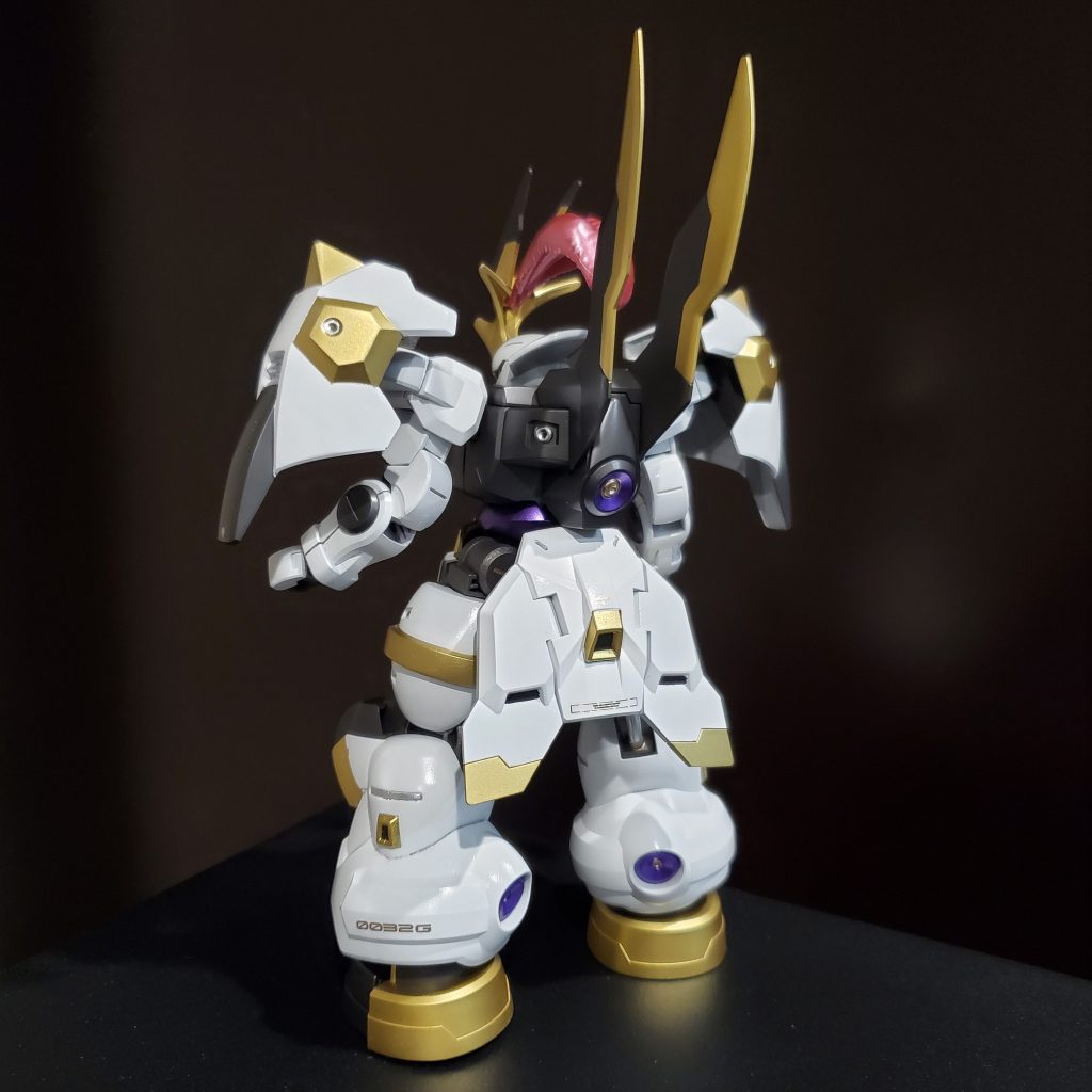 左下腿にはグエル機の型番。親父にとっては息子より会社が大事なので機体番号は後ろでいいと言われたそうです。バーニアは紫でアクセントに。