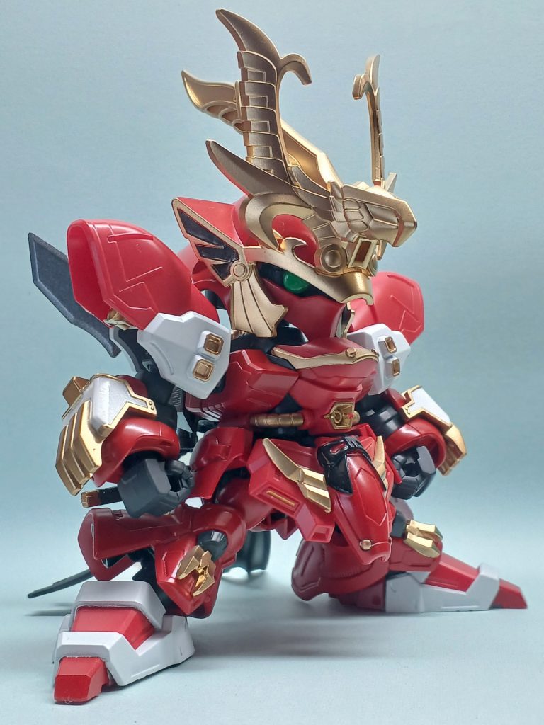 兜、司馬懿のデザインがいいので、そのまま被せました。元のBBサザビーがイケメンなので、被せるだけでカッコいい。あとは、細々したパーツをいろいろつけて、塗装で武者っぽく。肩と足の白い色分けは、サザビーのお約束