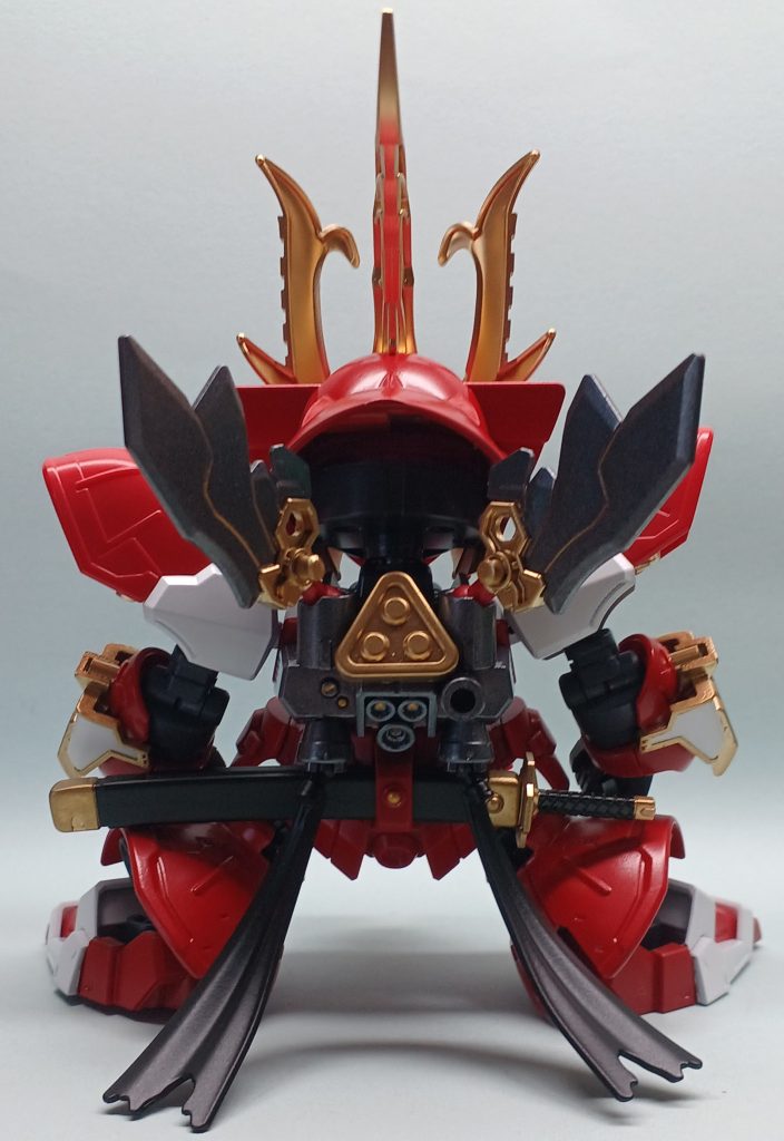 バックパックは司馬懿風の布と、ファンネルコンテナの代わりにスタビライザー的な羽根付けました。お尻の刀はレッドウォーリアから。