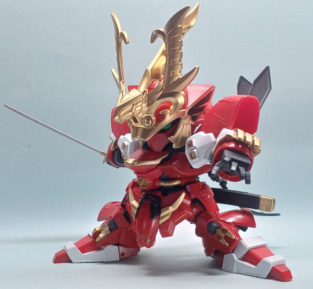 可動範囲拡大のために、腕の付け根、引き出し式の関節仕込んでます。脚はクロスシルエットで、わかりにくいけど膝も動くように。