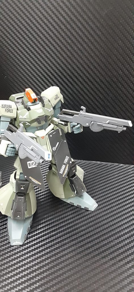 ビームSMGリック・ディアスや百式と共通のスネイルタイプのEパックを使用する。ビームピストルと同じ質量の小ビームを射出するがセミオート、3点バースト、フルオートに切り替え可能である。軽量で取り回しに優れたSMG。大気圏内では威力の減少があるため、主に近接戦闘で使用された。