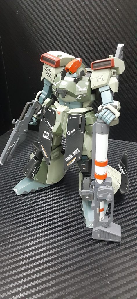 レールキャノンビーム兵器のように大気中の影響を受けない実体弾の兵器は地上で多用されているが、一年戦争時に開発されたこの連邦製の旧式レールキャノンは構造上火薬を用いず、薬莢のない弾丸を発射できることから、重力下での武装重量の軽減となり、この時代でも運用されているようだ。