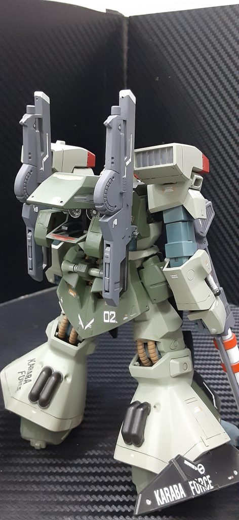 背部推進器ユニットと脚部ホバリング整流板従来機と比べ地上戦におけるホバリングでの高機動、加速力が格段に向上している。