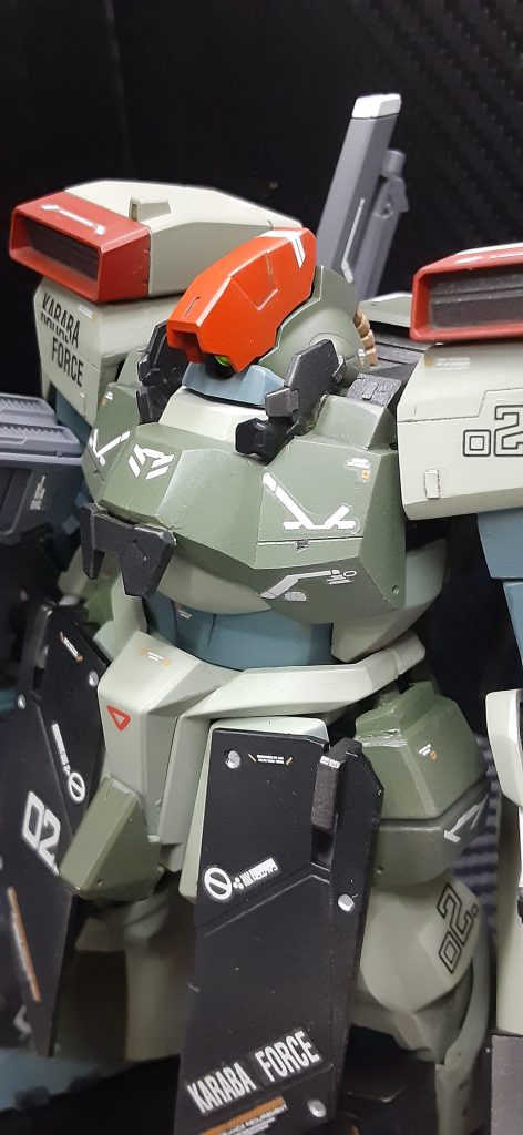 双肩のミサイルポットはショルダー部と兵装マウント含め同時期に開発されていたジムⅢの技術が流用されている。