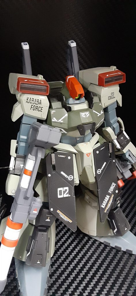 ホバー時の正面防御力を補うため各部に配された増加装甲や、グリプス戦役後半からカラバが開発に携わっていたジムⅢの腕部とその兵装マウントを流用しているところに通常のディアスとの特徴的な外見的差違が見受けられる。