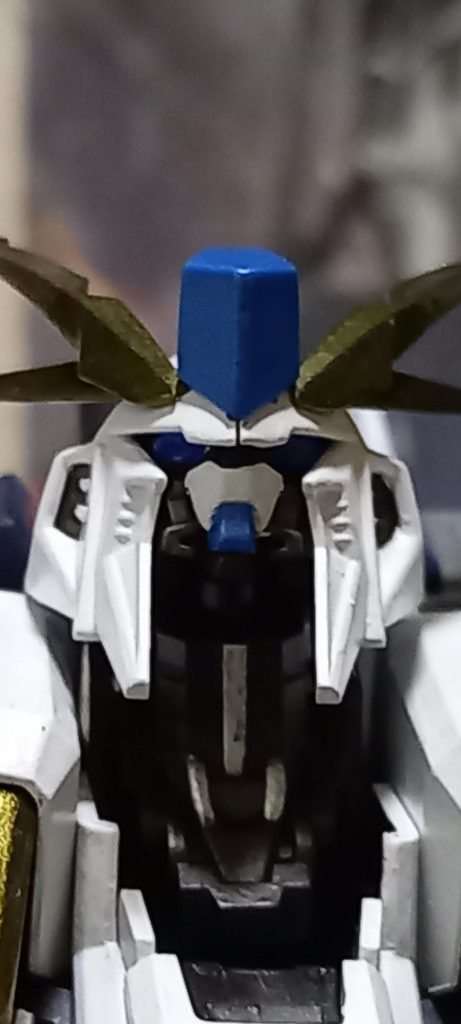 顔に対して目が大きすぎる気がするのでクリアアイパーツで目を小さくしました(これも見えない…)