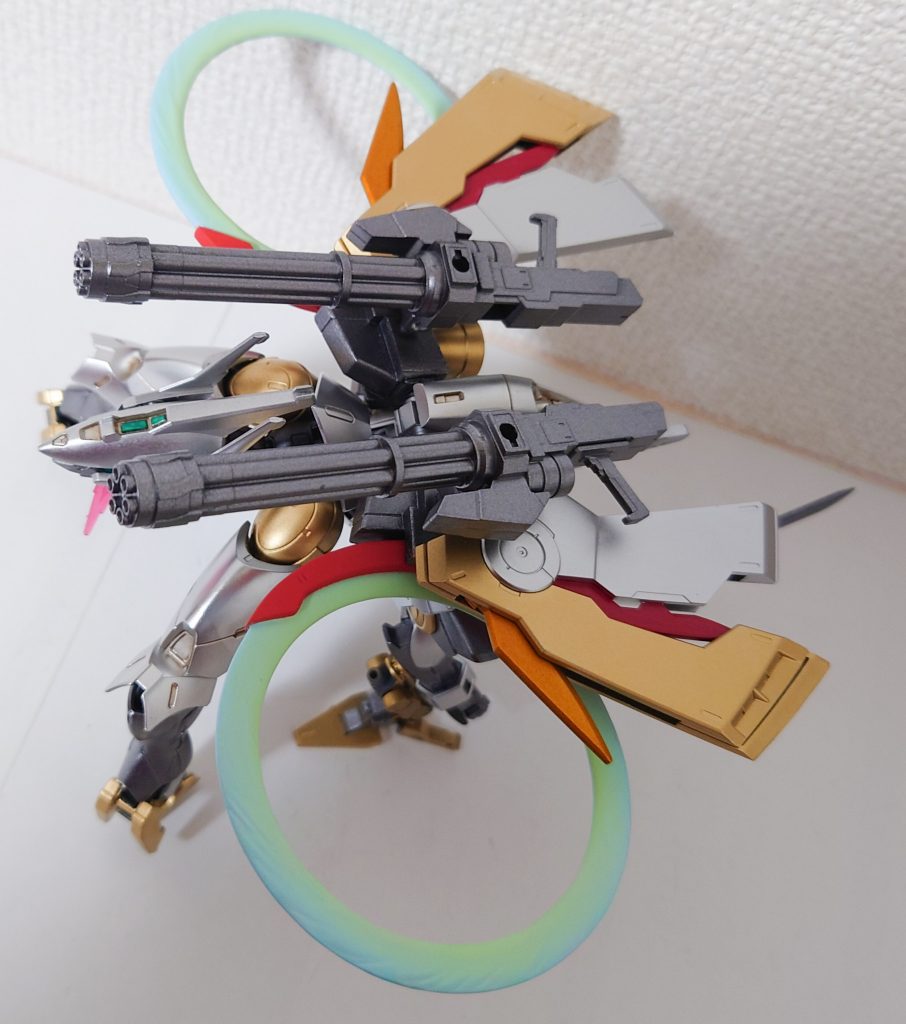 飛行時は、ビームリングを展開して飛翔するという設定です。