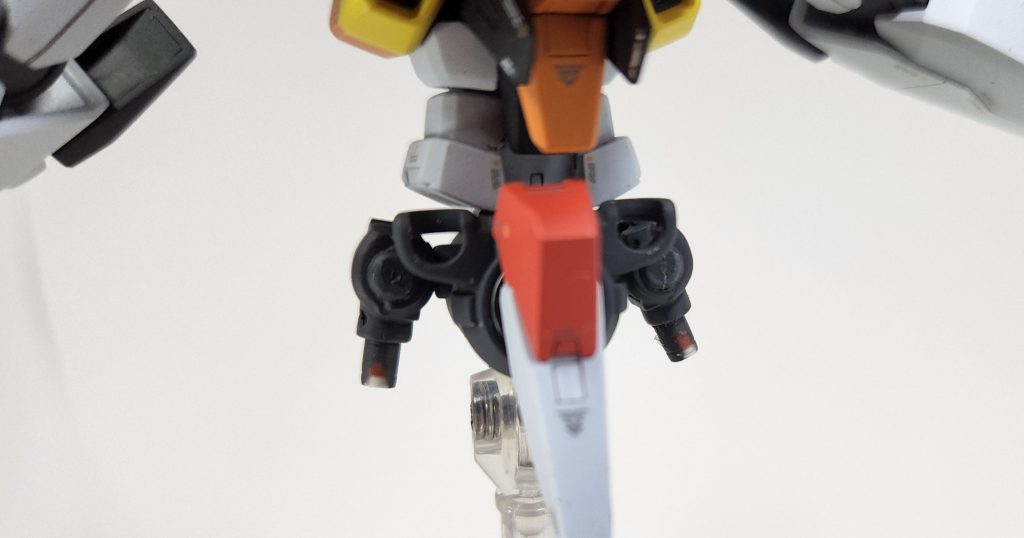 元々のキットの股関節の接続がポリボールの窮屈なものだったのでM1アストレイのものを削って差し替えています。