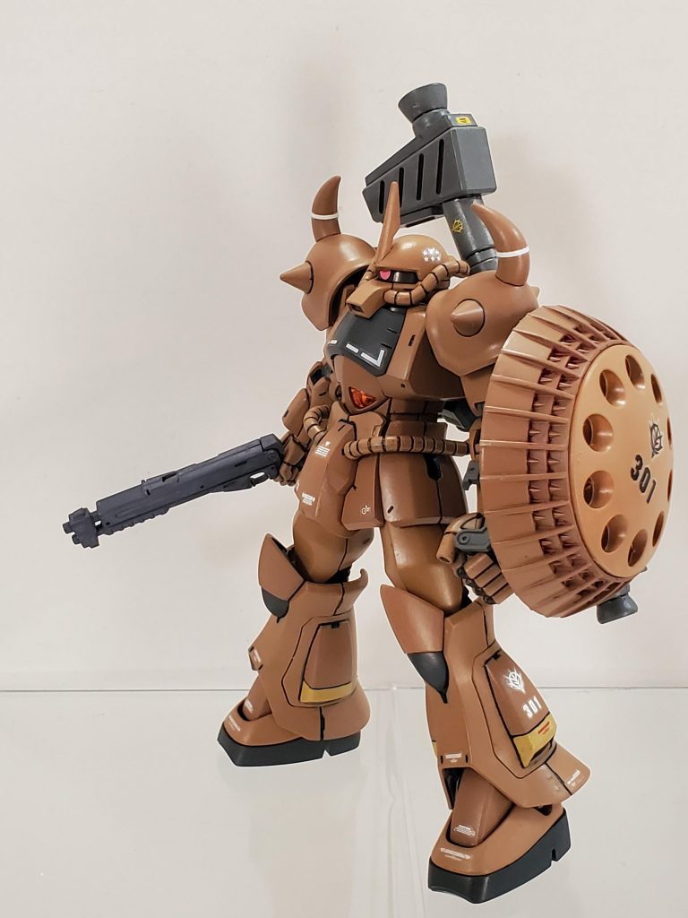 今回はHGUCリヴァイブのグフを砂漠🏜️カラーにしたいと思い、筆塗り全塗装～🎶クレオスのウッドブラウン🟫を基本色にして部分部分でサンディブラウンと混ぜ合わせ色の変化を狙いました…が、パッと見では判りづらく、どちらかといえばチョコレート🍫カラーみたいになってしまいました～😅💦とは言え、本人的には気に入ってます👍最終作戦を想像してショットガン、ラケーテンバズーカ、ギャンの盾と可能そうな装備を用意👍✨最後はマーキング、艶消しスプレーで仕上げてます😊🎶