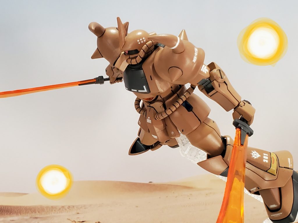 ヒートサーベルを両手に持ち、果敢に挑むビッター少将のグフ✊