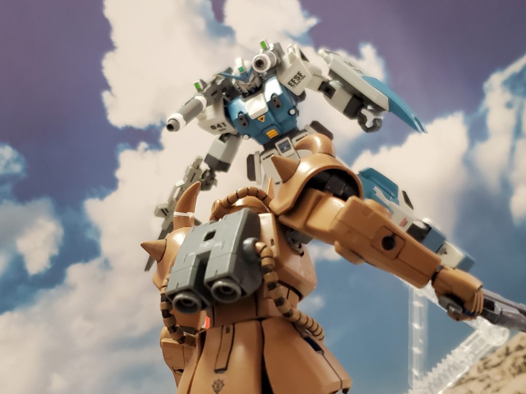 そんなグフの頭上に連邦の新型陸戦タイプMSが現れる…😱❗