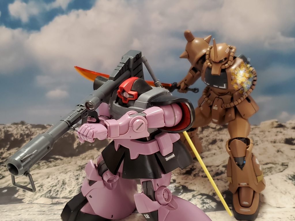 性能差か奮戦するも左腕を失いピンチ😵💦しかし、司令官を失う訳にはいかない❗と、彼の部下、『青の部隊』らが壁となりビッター少将の撤退の時間を命がけで作るのであった…😢こうして、アフリカ方面軍は敗北したがノイエン・ビッター少将と多くの兵士はジオン残党軍としてアフリカ大陸のいたる所に潜伏し反撃の機会をうかがうのであった……✨