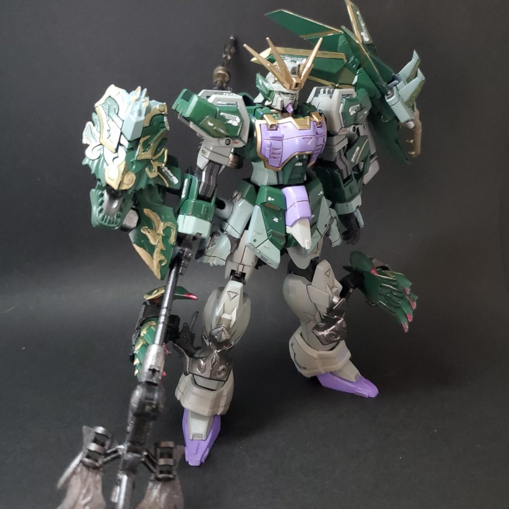 両腕には　盾と攻撃を兼ねそなえた双龍戟両すねにも　攻守兼用の爪型アーマー