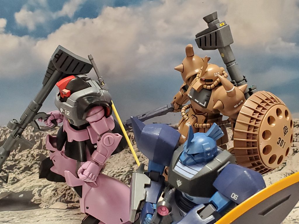 宇宙世紀0079、12月❗連邦軍は地上戦力の20%を投入してアフリカ方面掃討作戦を開始💥もはや脱出艦艇も確保出来ない状況に対し、ビッター少将は、１人でも多くの兵士の命を救うべく潜伏作戦をアフリカ方面軍全体に指令✉️❗ビッター少将は、未だ察知されていない鉱山や基地に潜伏するよう指示を出し、それを遂行するため戦線の精鋭と共に囮として前線に出撃するのであった…😢