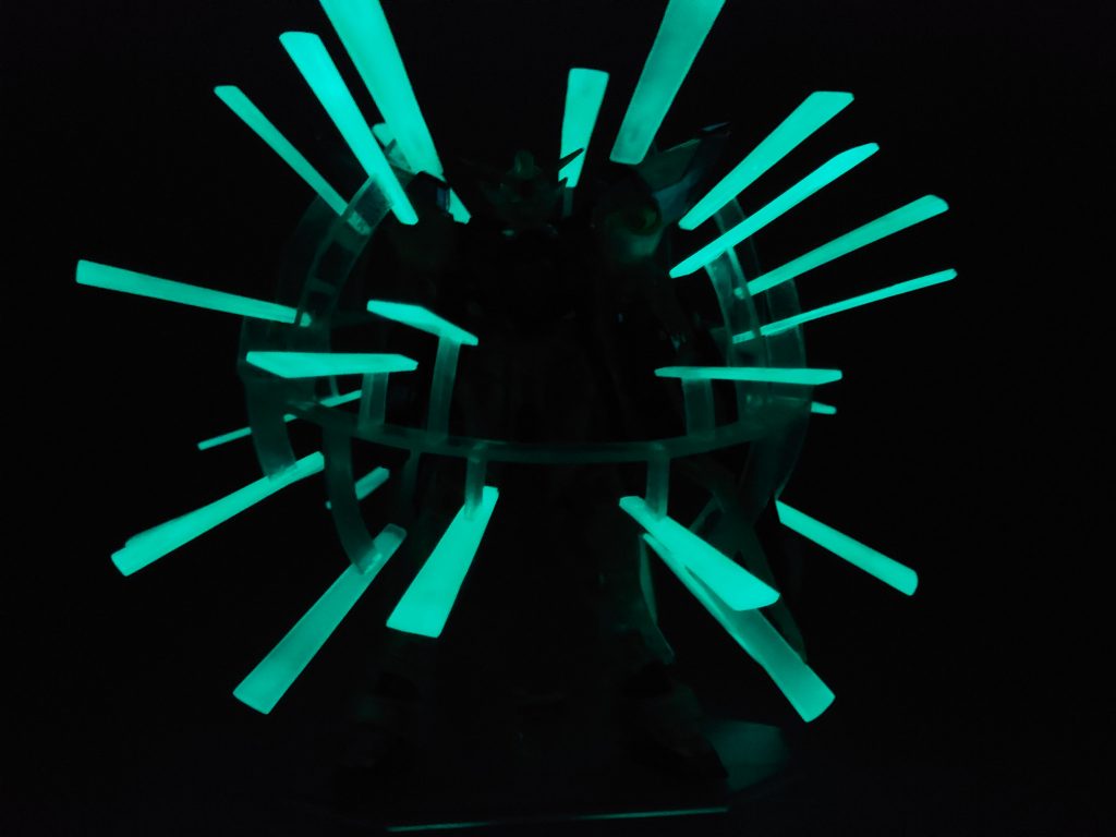 ルミパウダーは蓄光粉末なので、一度光を当てると暗所で光り続けます。めっちゃ明るいです。ルミパウダーは紫外線にも反応ので、蛍光かつ蓄光なんですねただ高い！一袋1000円はしますからね。Mr.カラーに半量も入れれば十分ですが…