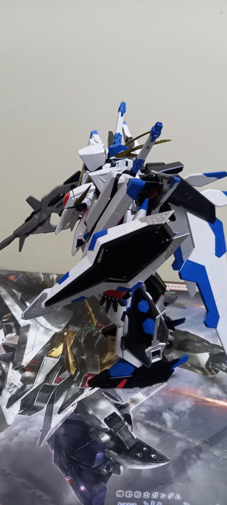 これも分かりにくい………シールドの凹みモールドに穴開けて0.5真鍮線でメタルモールド風に