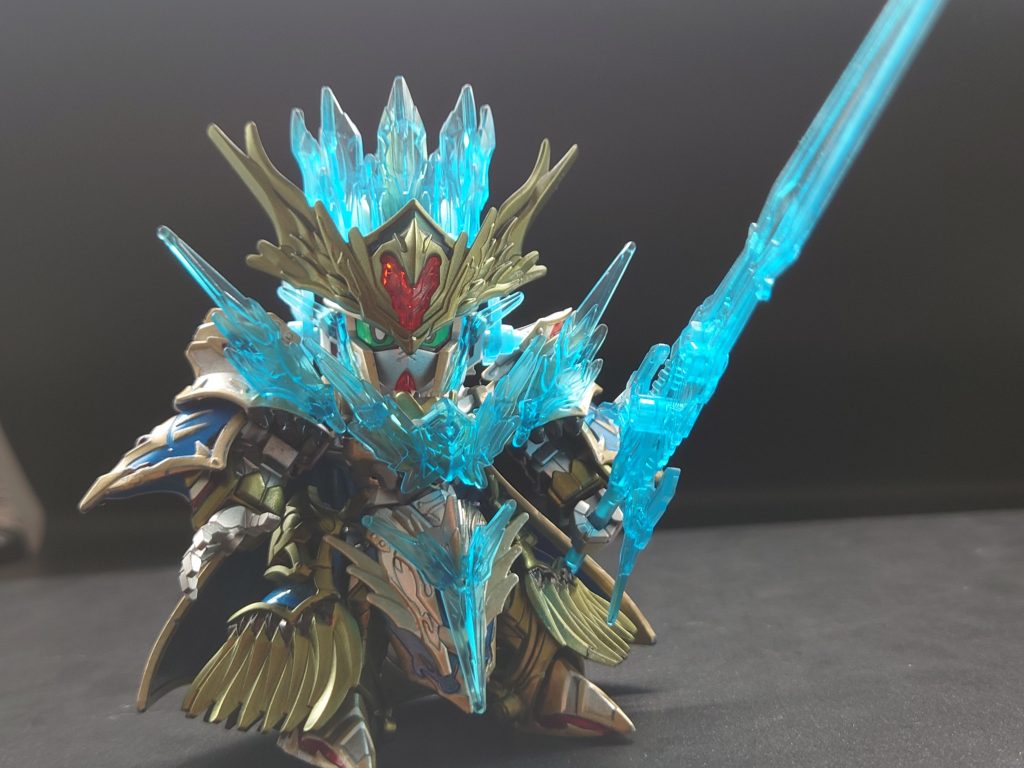 王の力解放形態。銀部分はガイアノーツのスターブライトシルバー、金部分はMr.クリスタルカラーのトパーズゴールド、青部分は水性ホビーカラーのメタリックブルーで塗装後、タミヤエナメルカラーで部分塗装を行いました。
