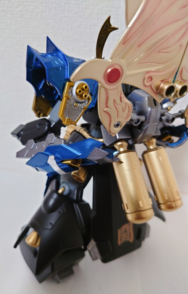 明星凰のスラスターを腕に装備。