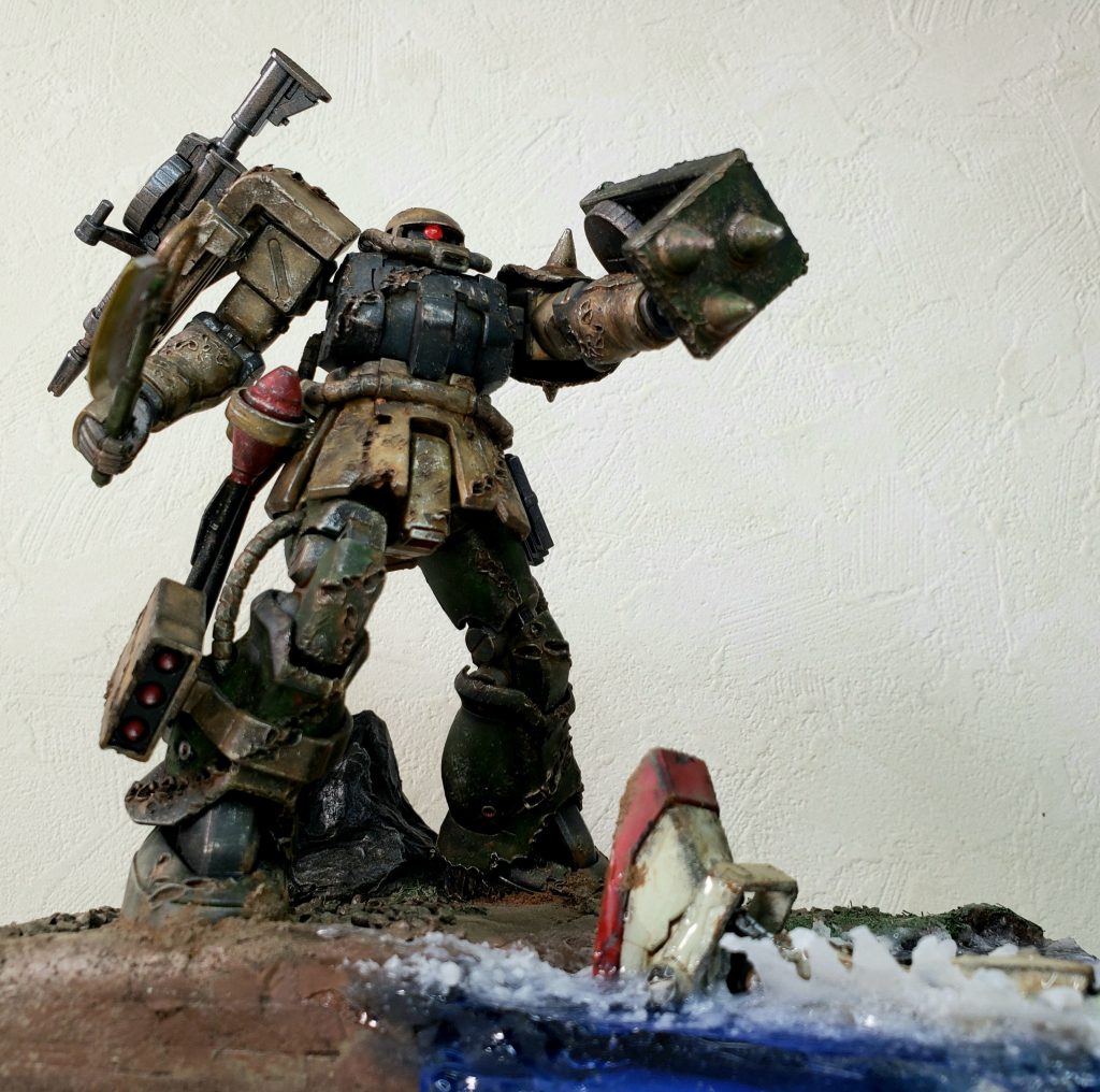 ジオラマ前方からの煽りで。ザクの躍動感がもっとほしいかな？