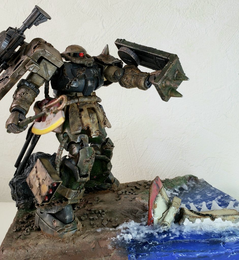 右手のヒートホークで一撃を加えて、左手のスパイクシールドでの打突でジムを川に叩き落としたってシーンをイメージして作成してみました。