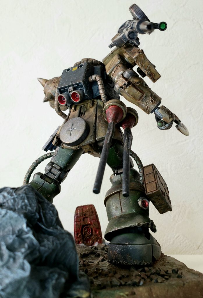 ザクII後方からの煽りで。股下から覗く倒されたジムの足が良い味出してる^^