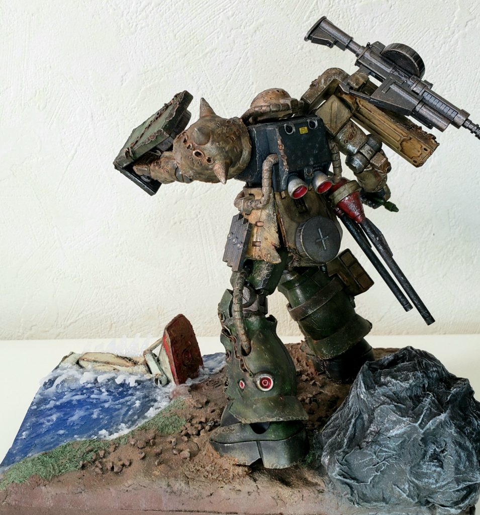 ジオラマ背面から。スペースの関係もあるけど敢えて片足のみとしたジムから、いろいろ妄想を拡げて貰えたらと。