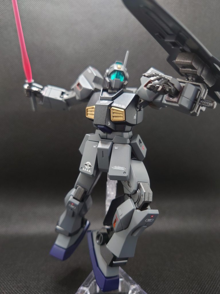 本体の色が暗めのせいか、メインカメラが映えますね。