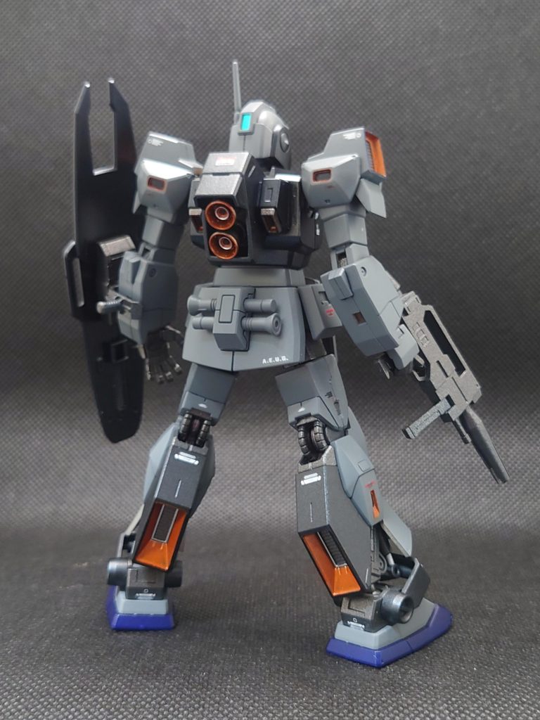 後ろ姿はジムスナイパーⅡそっくり。オレンジ部分はメタリックオレンジです。