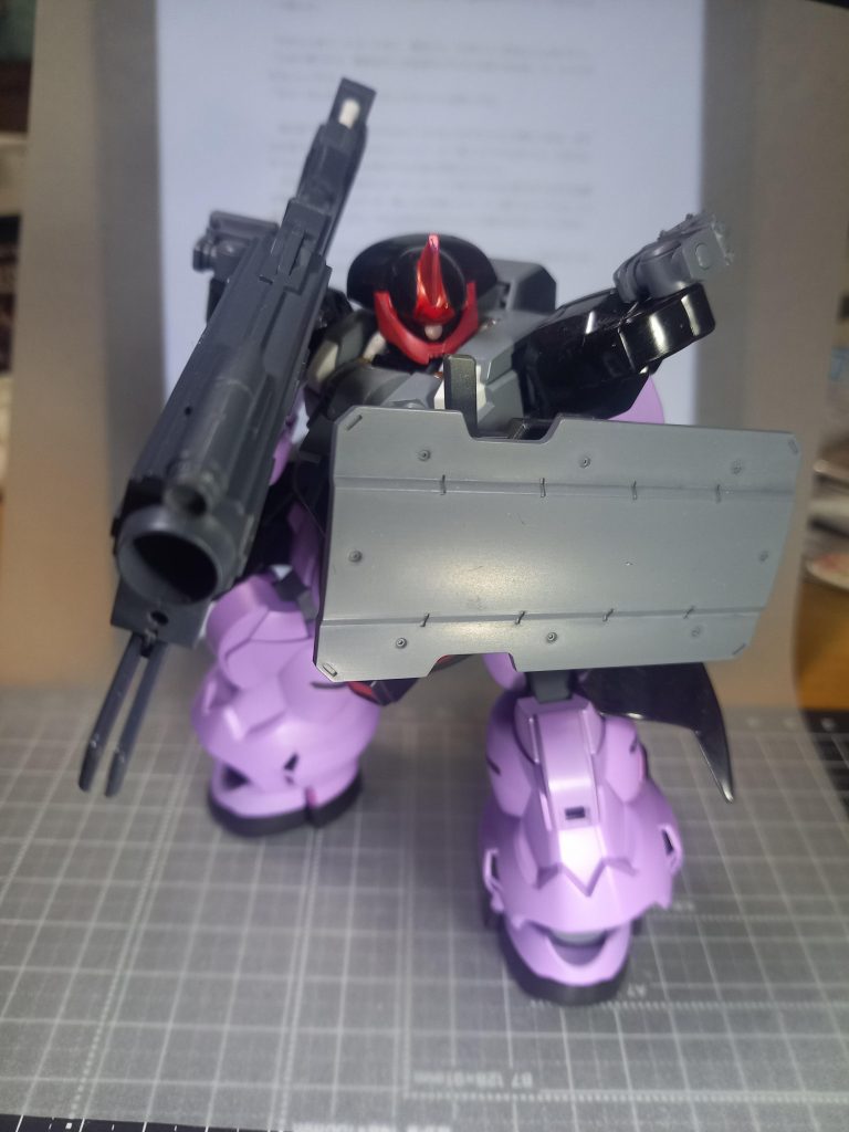 肩のスパイクシールドが外に広がりすぎに感じたので、外してサイドアーマーにしました。これで上半身はすっきり。下半身はどっしりとしたスタイルになりました。