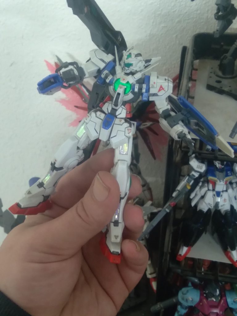 The gn Condensers are from the amazing exia. They look really good on here. I've also used some reflective tape over where the gn cables would go. Then I used uv resin to protect the tape.