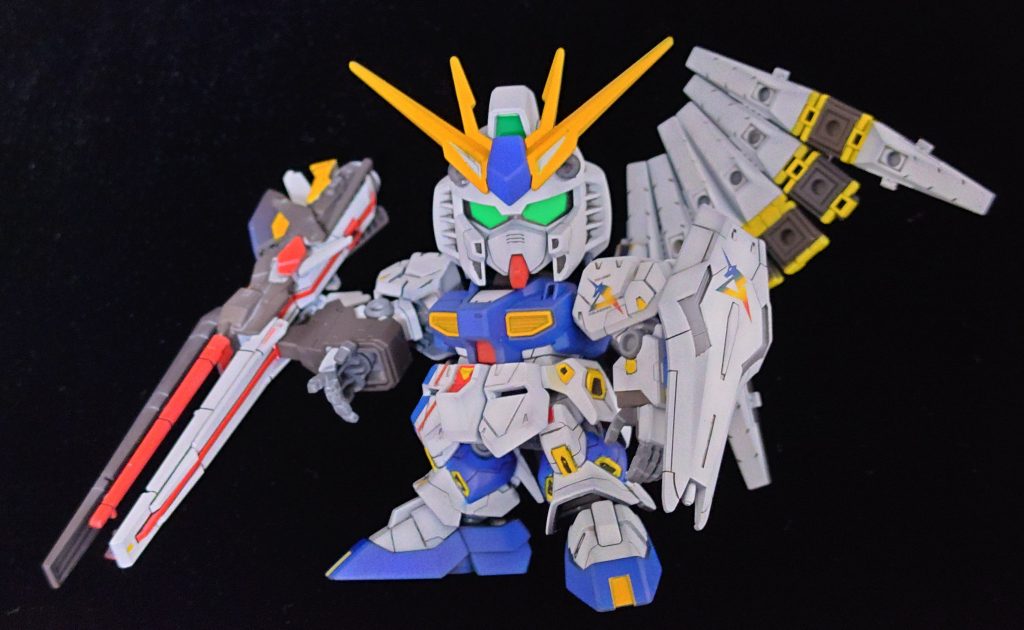 本体のパーツ数よりも武器や付属品の方が多く、マスキング地獄でした。正直、かなり仕上がりが甘く、結構妥協してます。。。とりあえず装備出来るものを装備。まだバズーカとライフルとビームサーベルがあります…特に苦労したのは説明書に色についての調合が載っていなかったことです。。。サイズの都合上、かなり細かい塗り分けが必要です。素組みだと当然色分けはシール頼みですが、そもそも最近のガンプラが凄すぎるだけなので…手探りで色を調合しましたが、ブルーの表現は合格点かな?と満足してます。コバルトブルーにスカイブルーを混ぜて、その上から薄めたミッドナイトブルーを吹いてます。