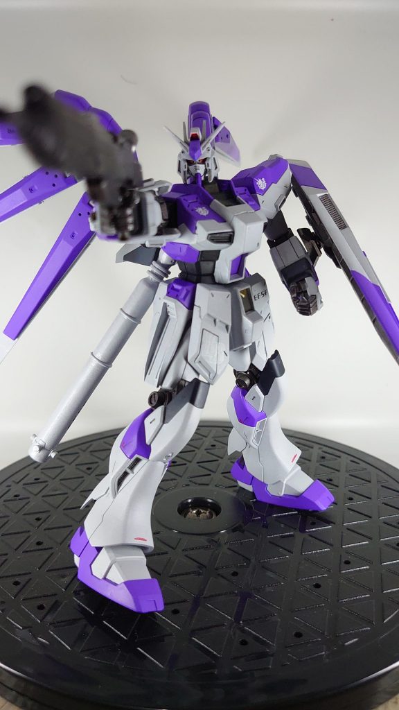 ビームライフルを構えて