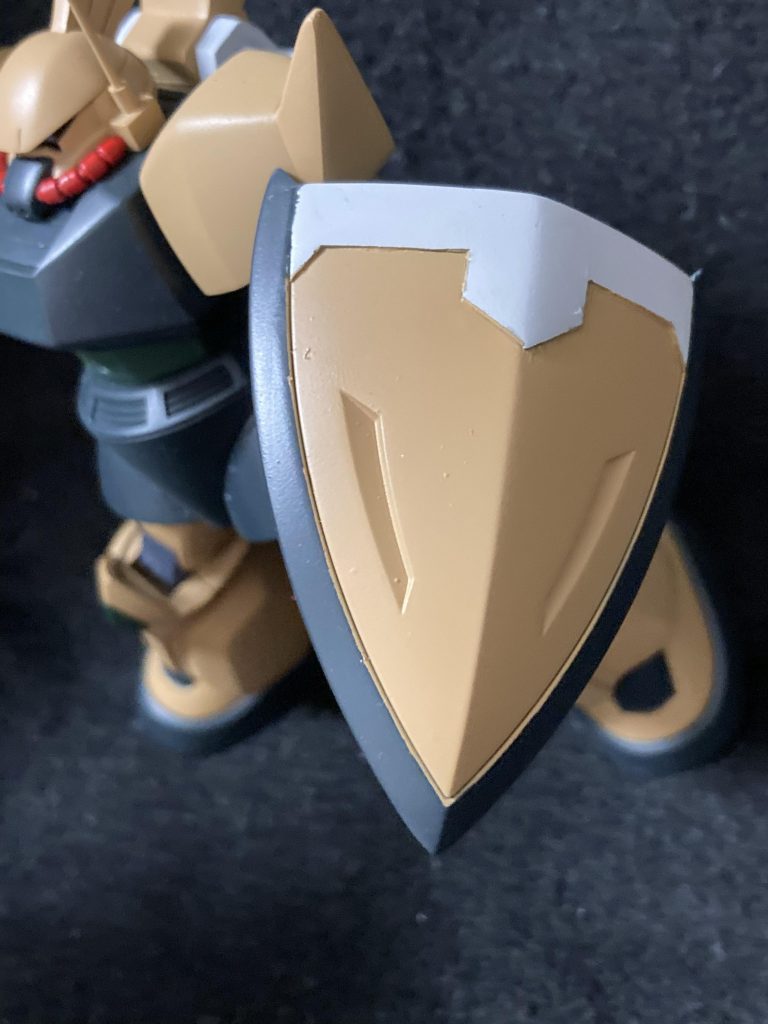 シールドは半分に切っただけの軽量仕様。脚部のスラスターを廃した分の軽量化の為らしいです。