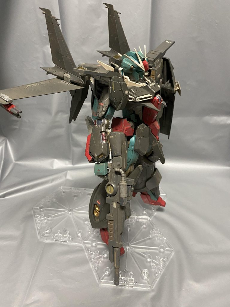 右前。ライフルも単色では味気なくなると思い情報量アップの為塗り分けしました。