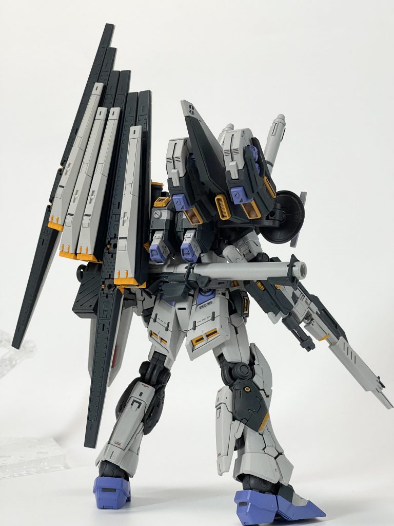 リアビュー。なかなかいい感じにまとまってて気に入ってます。ハイニューのスタビライザー裏面に黄色スラスターを追加したことで馴染み度が上がった気がします。また、RGνはバックパック変えちゃうとバズーカをマウントできなくなるので腰にライフルマウント手持ちがバズーカ固定になってしまいます。手持ちをライフルにして飾りたいので腰にバズーカ付けられるように加工。ライフルを余分に一個用意、マウントを切り出して移植しました