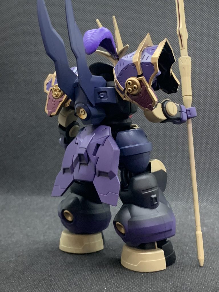 背部ショット。バーニアは金で塗装して豪奢な感じに。