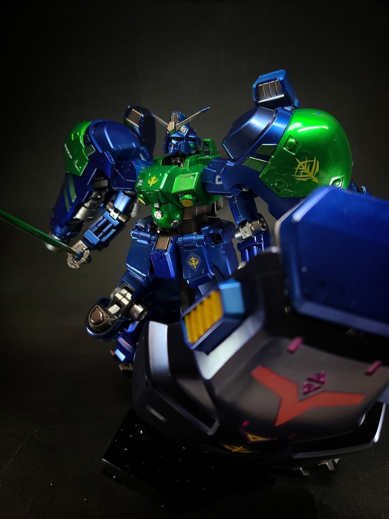 本機は、アトミック・バズーカによる核弾頭の使用を前提としているが、核弾頭使用時に自機も爆心地に居る事になる為、核爆時の熱や放射線の影響を踏まえ、厳重な耐熱・対放射線対策が施されており、大型のラジエーター・シールドや頭部センサー及びインテークの遮断シャッターなどにその一端を見る事ができる他、フレキシブル・スラスター・バインダーも、爆心地からの速やかな離脱を目的とした装備という側面もあった。また、コクピットは耐衝撃性を重視しコアブロックシステムではなく球殻状のコクピット・ブロックを採用。このコクピットにメイン・コンピュータ[1]が収められ、充填された減速材と胴体部の複合装甲と緩衝材によって機体中枢とパイロットを保護する。