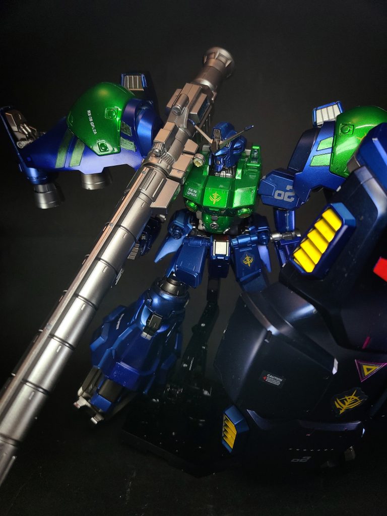 AE/ZIM.G-BAZ-0186-Aアトミック・バズーカ核弾頭ロケット弾「Mk-82」を発射する為の大型バズーカ。核弾頭は機体背部、砲身前半部はシールド裏に格納され、使用時に両者を接続して発射する。正確には実体弾を正確に射出する為の装備であり、弾頭の推進そのものは、弾体に装備されているロケットモーターで行われる。搭載されている核弾頭の初期加速と照準に用いられる以外にもセーフティとしての役割を担っており、このバズーカの射出システムでなければ安全装置の最終解除は不可能。また、砲口のセーフティキャップも射出寸前まで排除できない構造となっている。